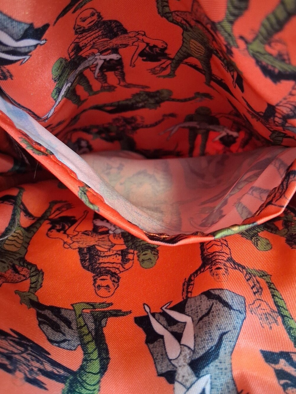 EUC Disney Universal Studios Retired Creature From The Black Lagoon Sling Bag - Picture 11 of 14